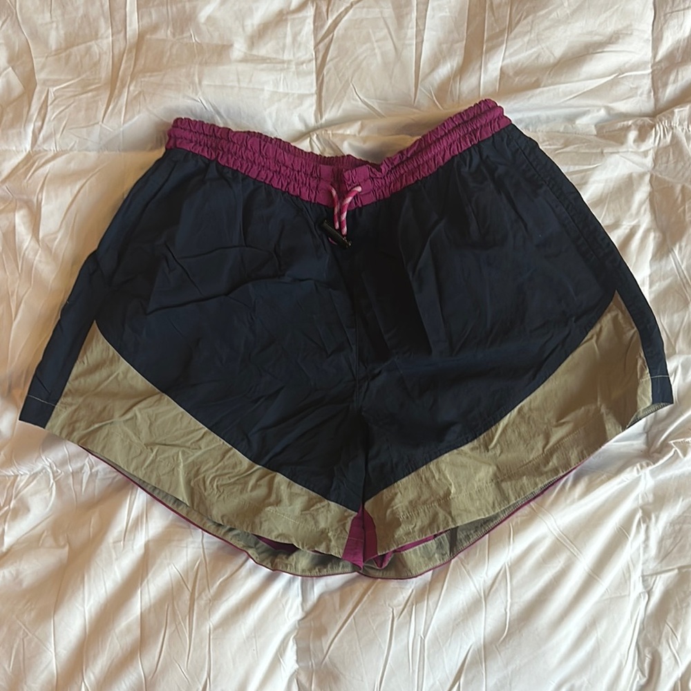 Women’s size 4 LuluLemon short